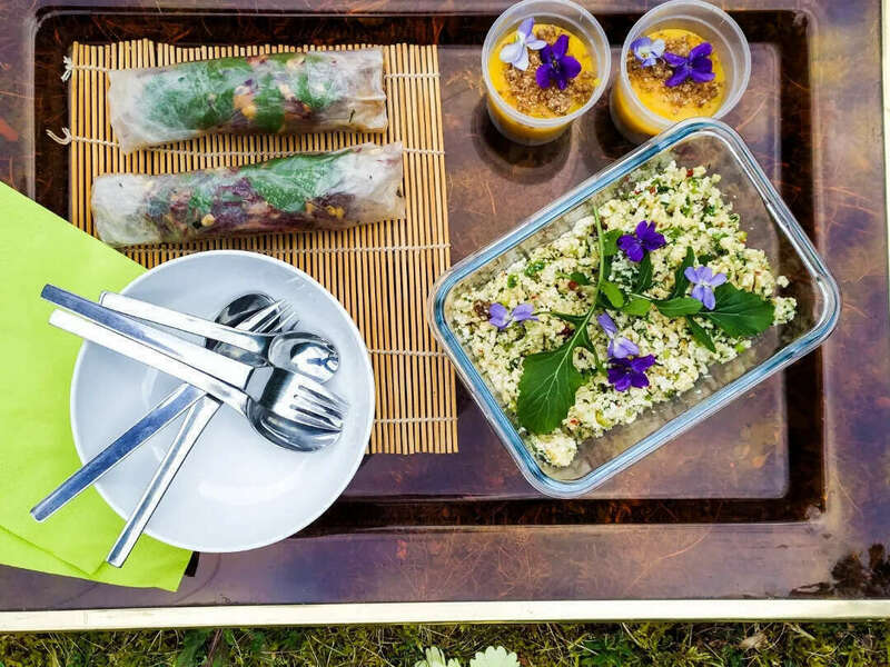 Taboulé de chou-fleur, rouleaux de printemps et crupote de mangue, pour un pique-nique joyeux !