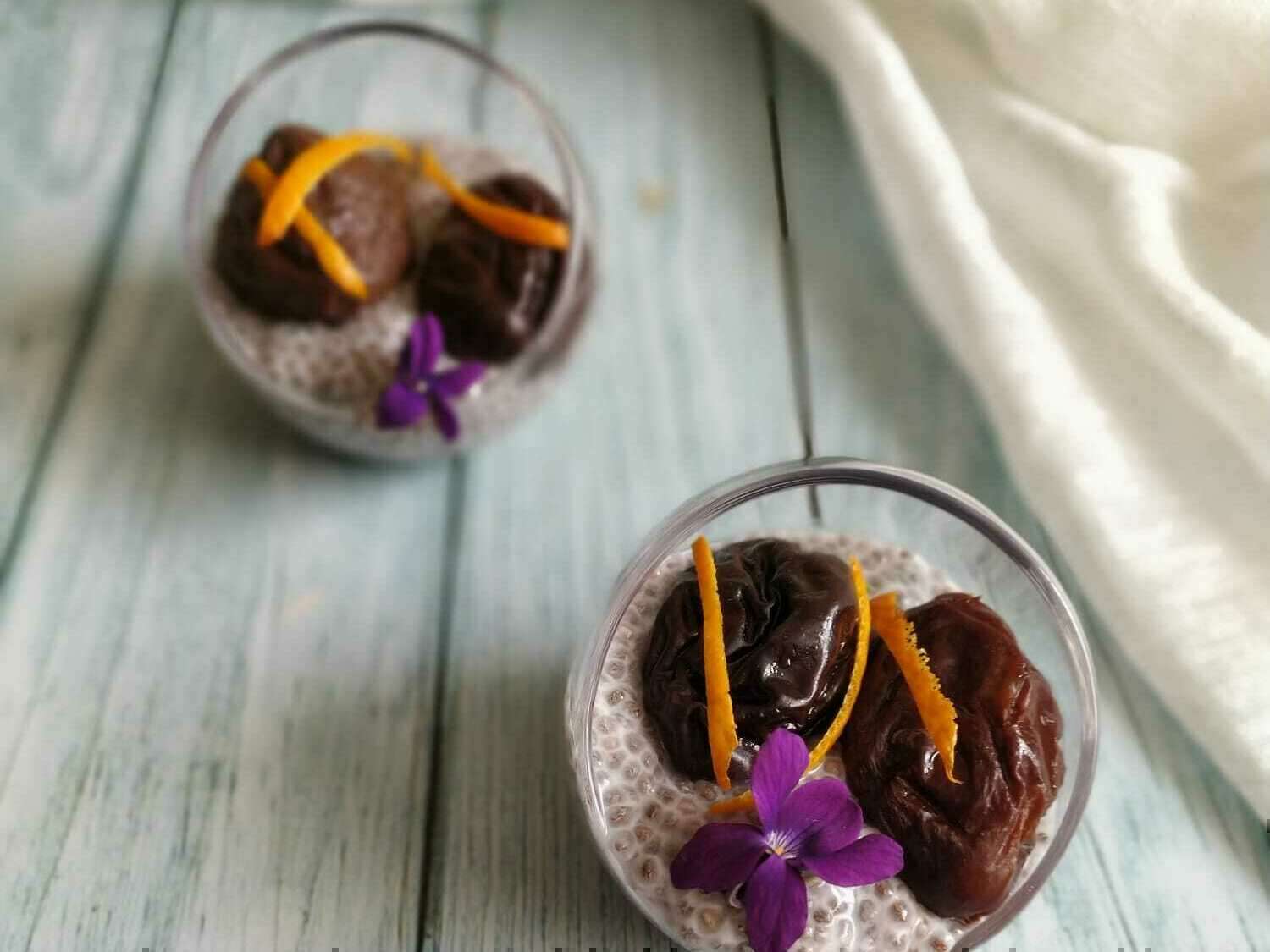 Pudding de chia aux pruneaux macérés à l'orange