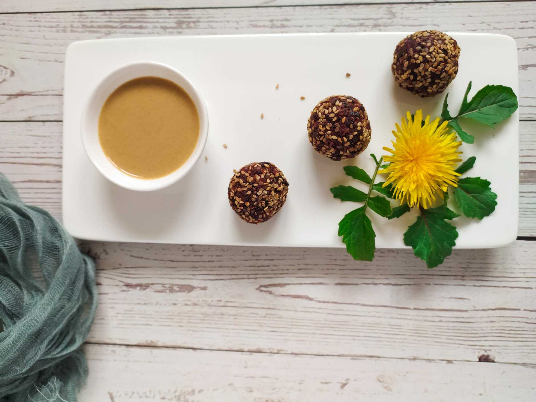 Falafels de betterave, sauce Tahini