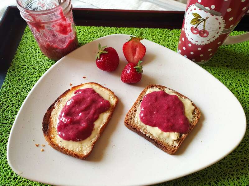 Tartine revisitée : Crufiture de fraise sur purée d'amande blanche, pain sans gluten
