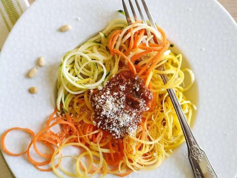 Spaghetti de courgettes jaunes, vertes et carottes, sauce Napolitaine, crumesan de noix