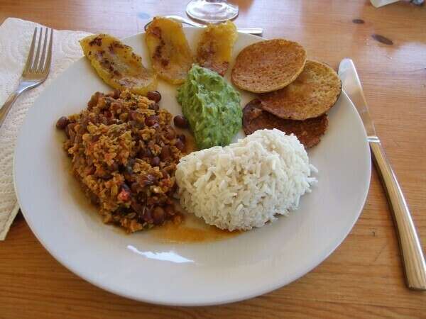 Chili sin carne, galettes de maïs, bananes plantains