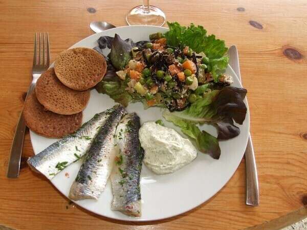 Blinis de sarrasin, sardines marinées, sauce aux algues, salade Russe