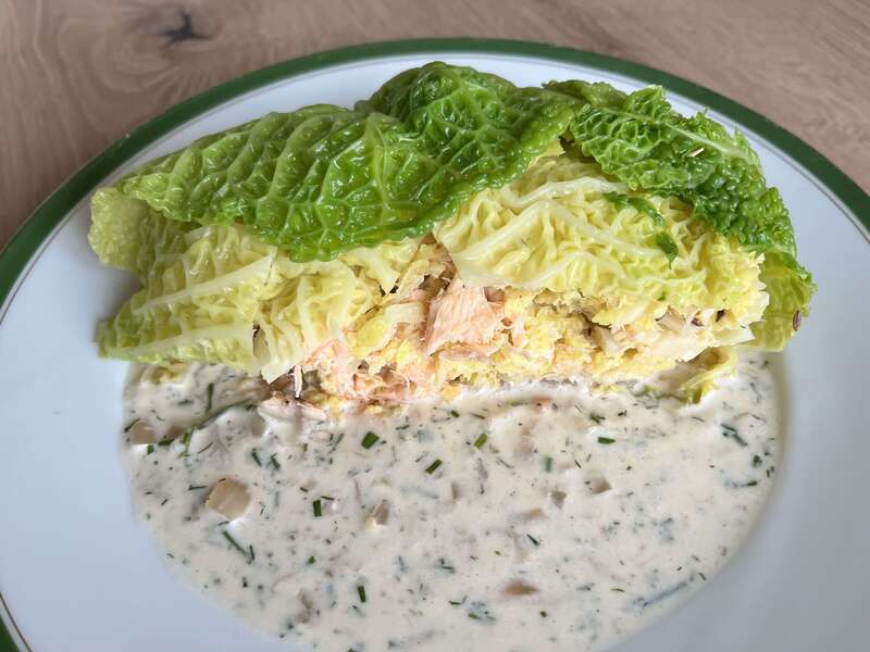 Chou farci à la truite, sauce aux algues