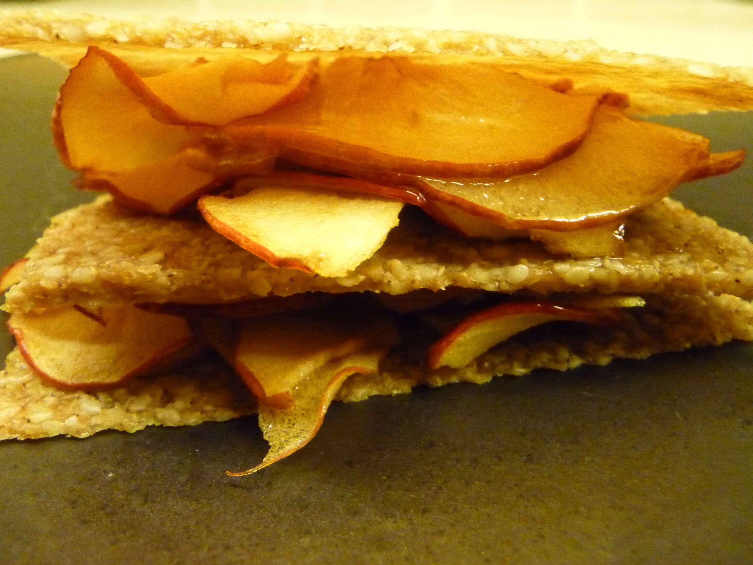Millefeuille sésame et pommes carawmélisées,  l'Instant cru