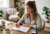 Femme souriante à son bureau