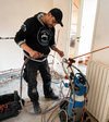 Plombier en intervention à Saint-Nazaire pour la création d'un réseau de plomberie en cuivre lors d'une rénovation.