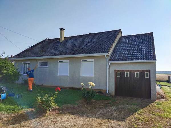 Traitement anti mousse nettoyage de la toiture et remise en peinture plastifiée chantier réalisé à Tours