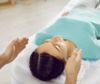 Femme recevant soin énergétique lors atelier révision Reiki