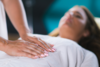 Praticienne effectuant séance Reiki mains au-dessus poitrine
