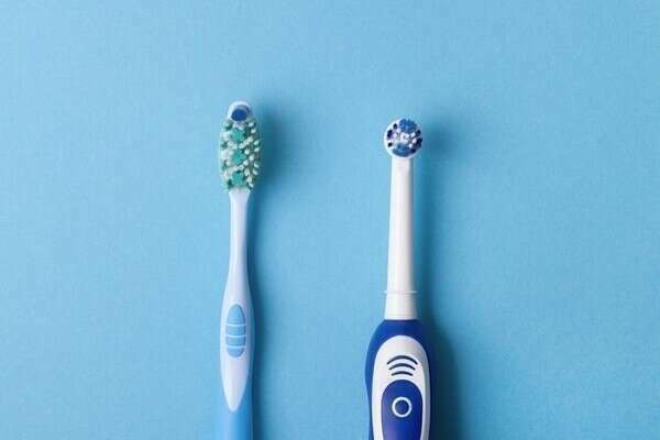 BROSSE À DENTS MANUELLE OU BROSSE À DENTS ÉLECTRIQUE ?