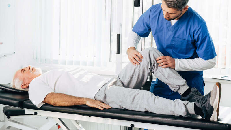 personne marchant avec une canne dans un parc