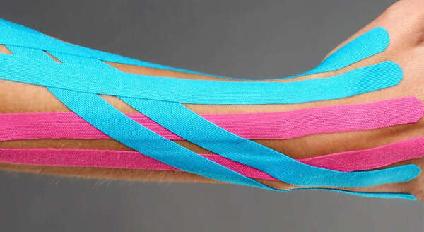 Le kinésio-taping : à quoi ça sert ? Les conseils de votre ostéopathe