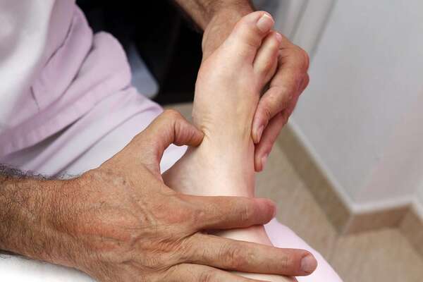 Douleur sous le talon et épine calcanéenne : comprendre, diagnostiquer et soulager cette pathologie