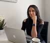 Femme diététicienne au bureau avec ordinateur et orchidée