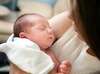 Mère avec son bébé dans les bras