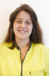 Portrait de Laura souriante fond neutre