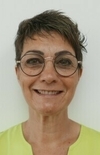 Portrait de Laura souriante fond neutre