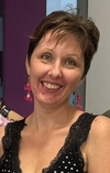 Portrait de Laura souriante fond neutre