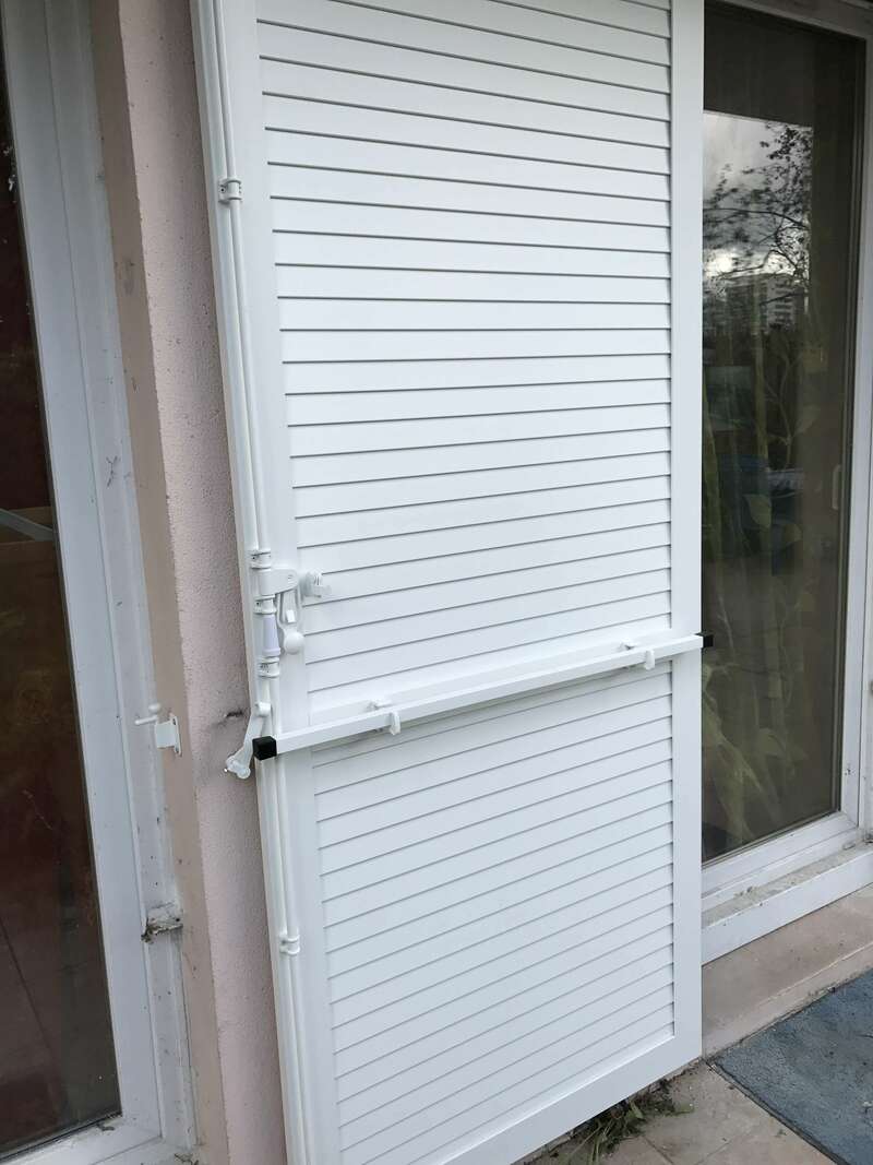 volet_battant_en_alu_avec_barre_de_securite_thiais