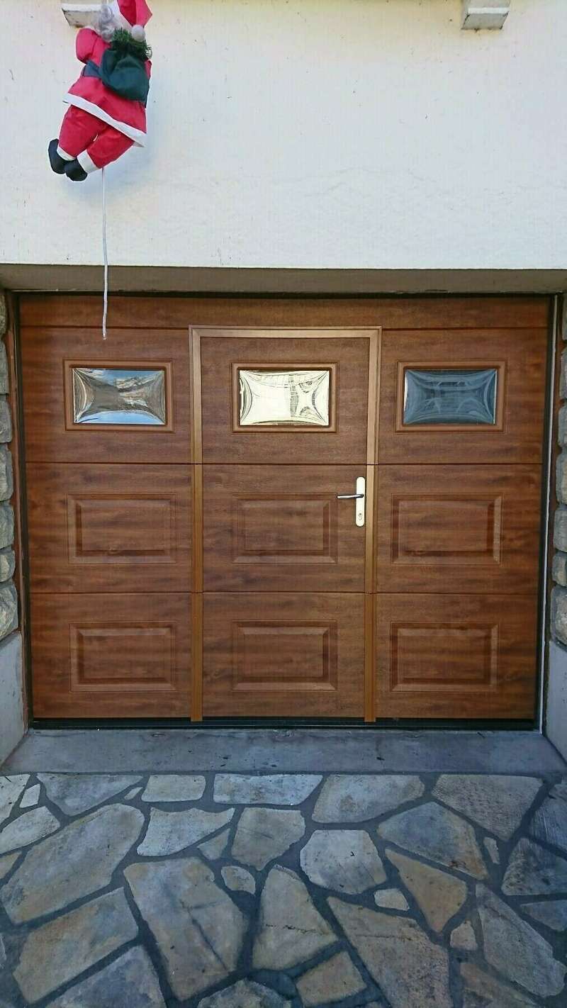 porte_de_garage_sectionnelle_avec_portillon