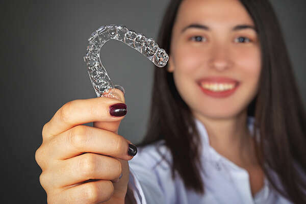 Principe et avantages du traitement par gouttières de type Invisalign