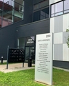 bâtiment accessible avec parking réservé et accès handicapé