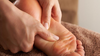 Jeune femme recevant un massage facial shiatsu relaxant