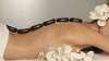 Jeune femme recevant un massage facial shiatsu relaxant
