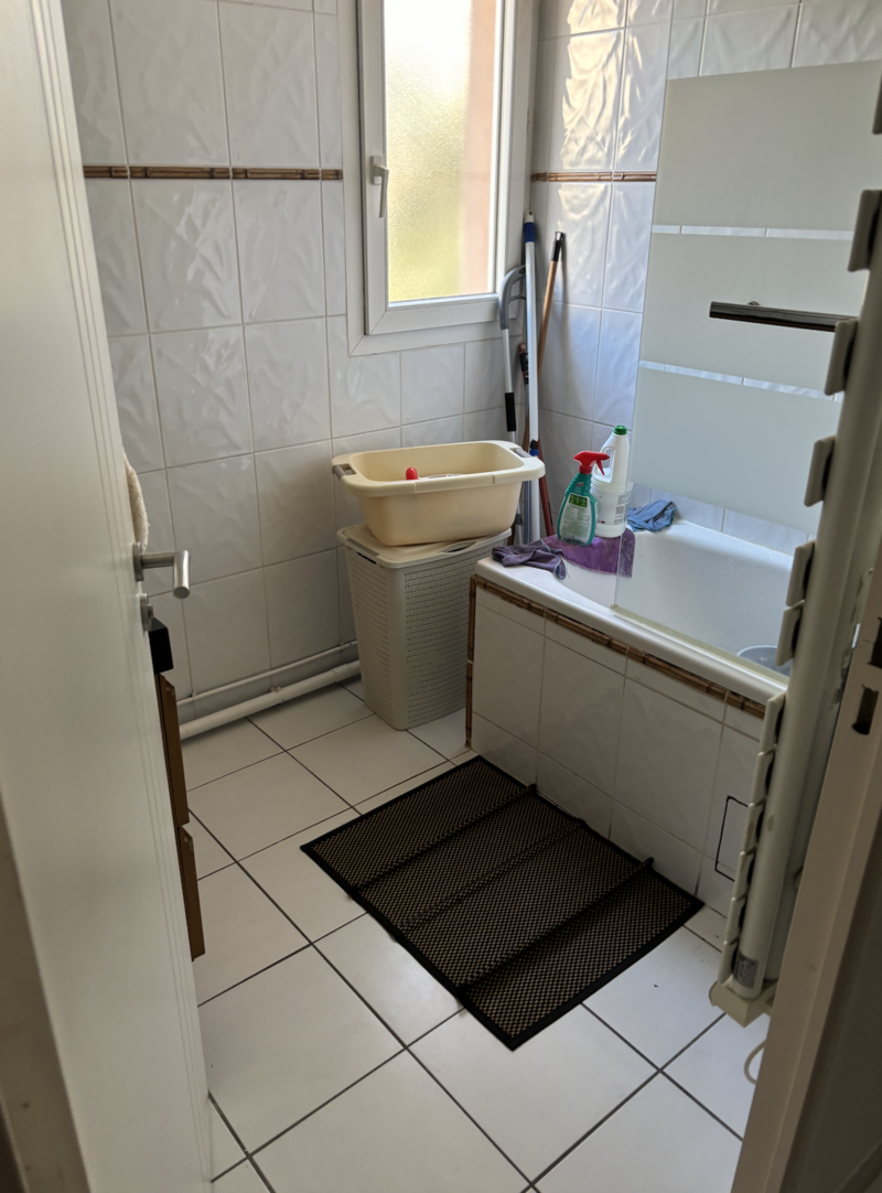 salle de bain vétuste avant la rénovation 