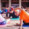 Personne en yoga étirement latéral préparation au chant