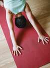 Personne en posture de yoga du son sur tapis rouge