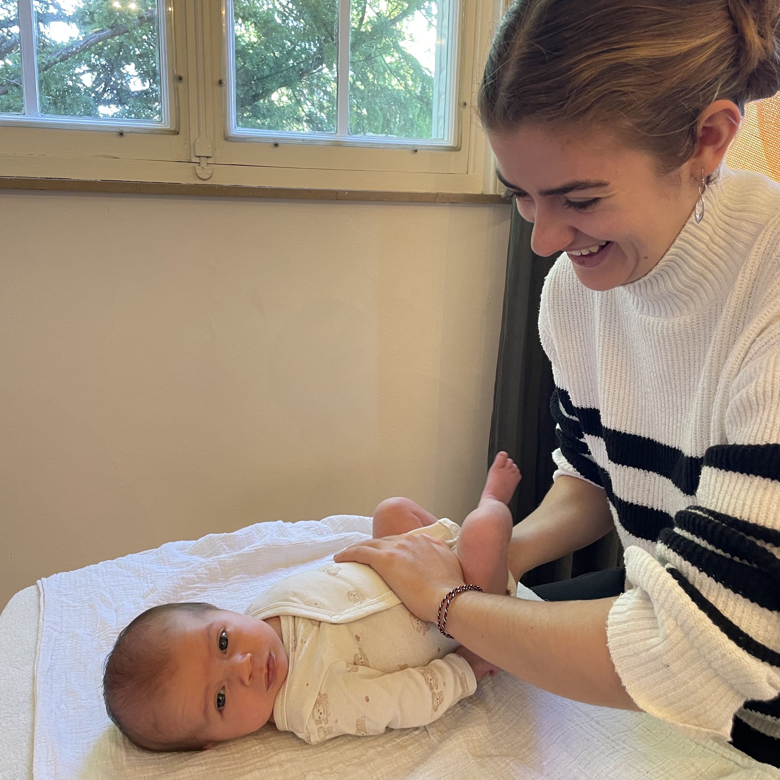 bébé souriant avec ostéopathe en séance
