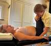femme enceinte recevant un traitement ostéopathique doux