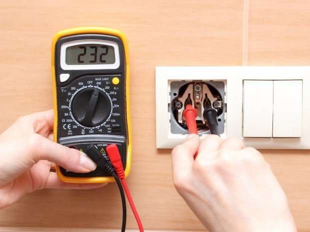 Mesure de tension électrique EVENO Électricité Auray/Brech