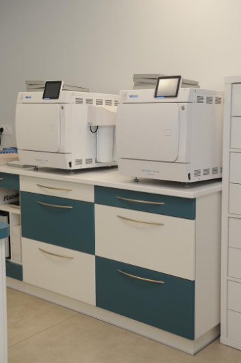 autoclaves-de-la-salle-de-sterilisation-cabinet-dentaire-du-dr-chapelain-carantec.png
