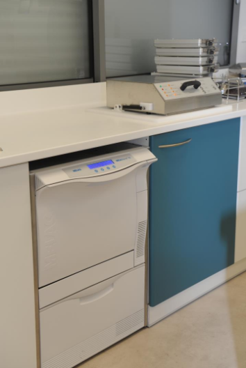 laveur-desinfecteur-dinstruments-en-salle-de-sterilisation-cabinet-du-dr-chapelain-carantec.png