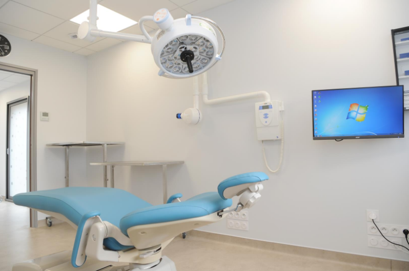 salle-de-soins-avec-fauteuil-dentaire-et-scialytique-cabinet-du-dr-chapelain-carantec.png