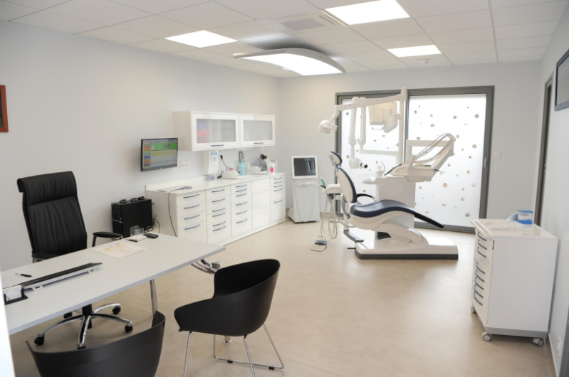 salle-de-soins-avec-poste-de-travail-et-fauteuil-dentaire-cabinet-du-dr-chapelain-carantec.png