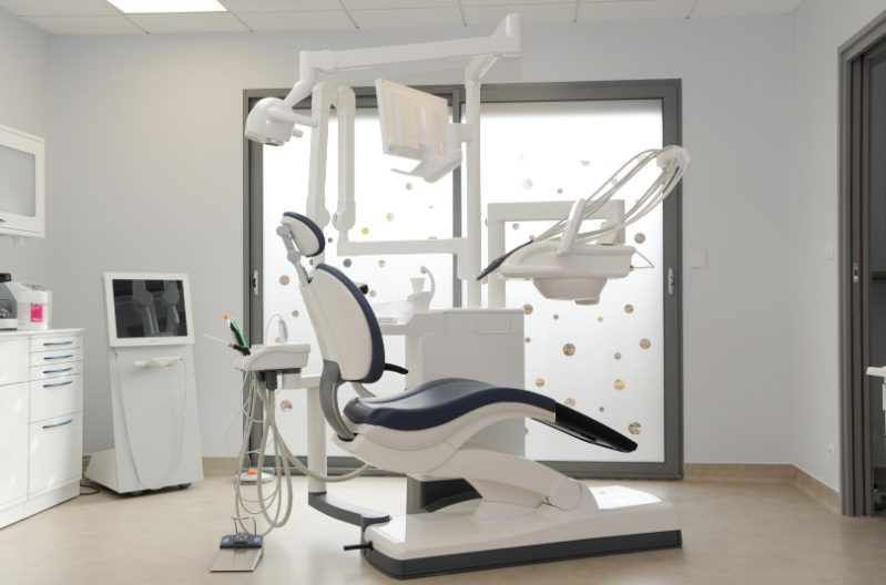 fauteuil-dentaire-en-salle-de-soins-cabinet-du-dr-chapelain-carantec.png