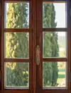 fenêtre en bois artisanale avec finitions soignées