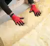 artisan à l'œuvre sur un chantier de rénovation