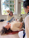 Accompagnement d'une personne allongée pendant une séance