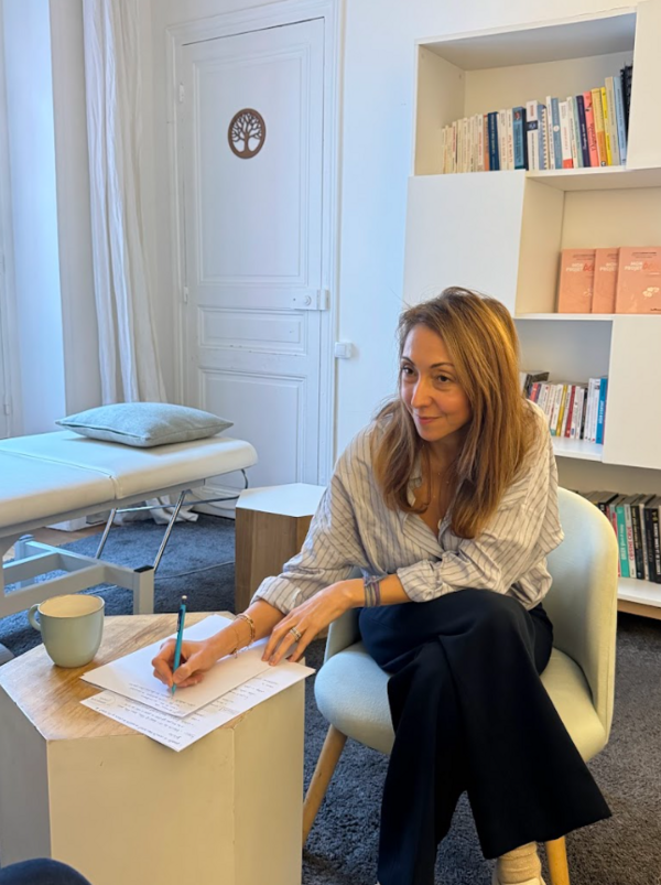 Amélie Clergue Vaurès, thérapeute intégrative, au cabinet