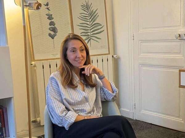 Amélie Clergue Vaurès assise dans son cabinet à Paris 16, à l'écoute