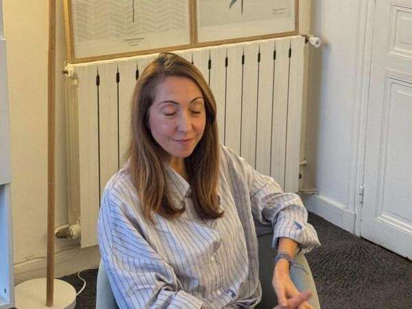 Amélie Clergue Vaurès à son cabinet, les yeux fermés : brouillard mental et ménopause, ce qu'on en sait