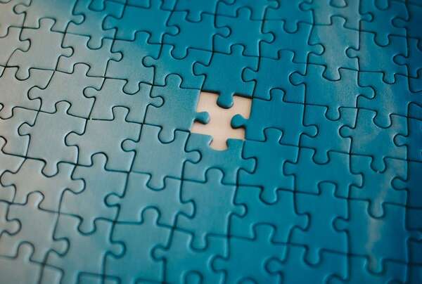 Un puzzle bleu auquel il manque une pièce