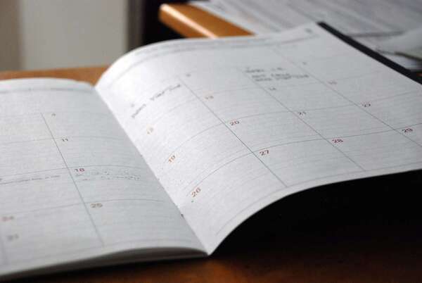 Un agenda ouvert sur une page de calendrier