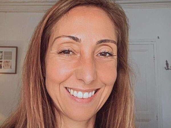 Portrait souriant d'Amélie Clergue Vaurès, HPI chez la femme adulte