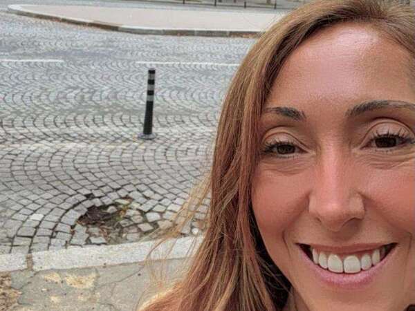 Amélie Clergue Vaurès souriante dans une rue de Paris, masking et camouflage social